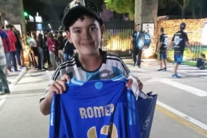 暖心！罗梅罗将签名球衣赠送给哭着接受采访的小球迷