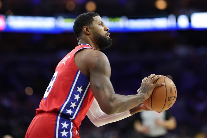 不手软！保罗·乔治底角三分一箭穿心 帮助76人紧咬比分